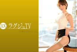 259LUXU-1545 奢華TV 1534 極品身材現役模特AV出演。 手指深入小穴激烈攪動美腿痙攣顫抖潮吹不斷！巨大肉棒插入淫賤蜜裂、表